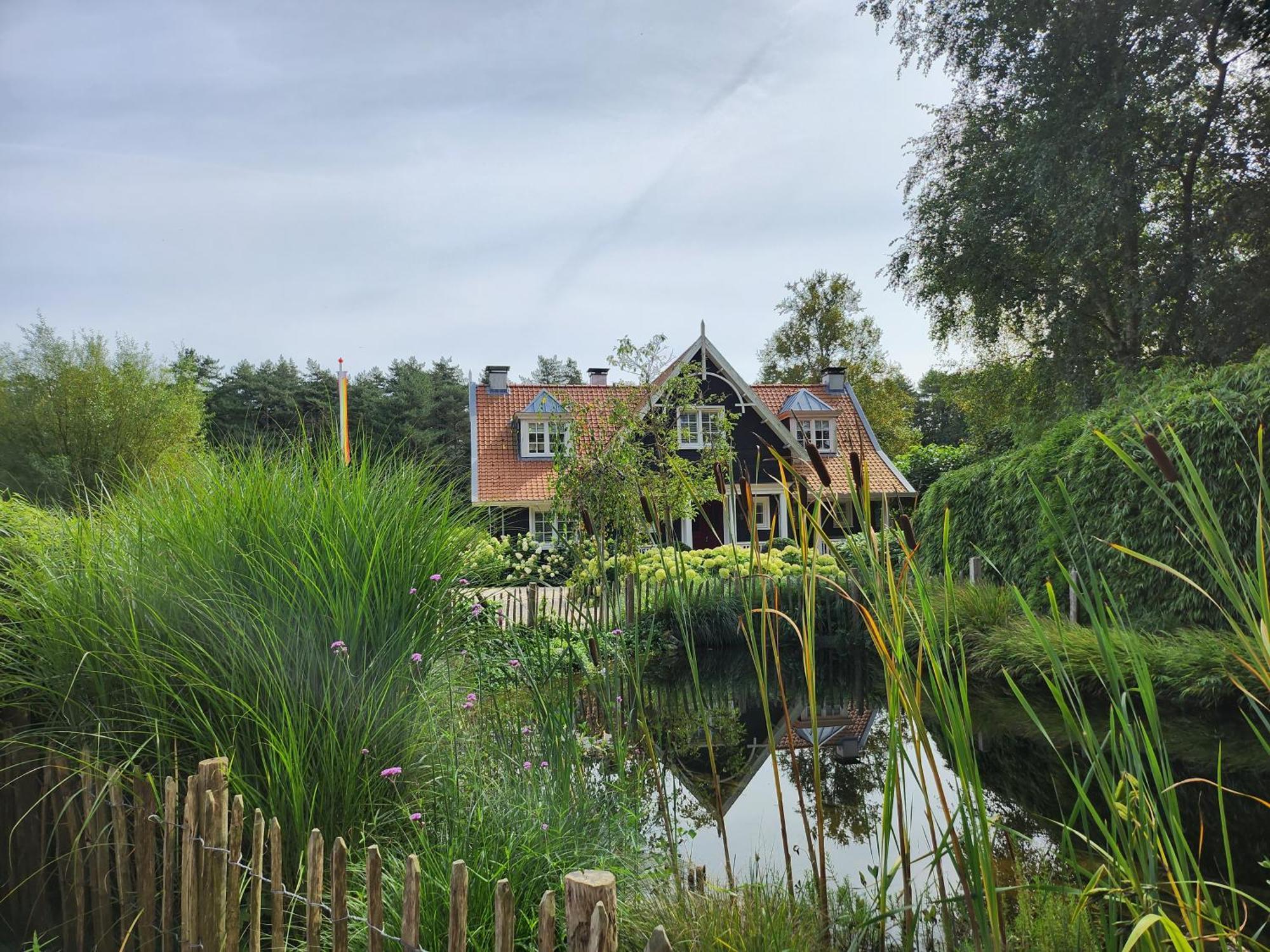 Bed and Breakfast Huize Koempoelan Naarden Exterior foto